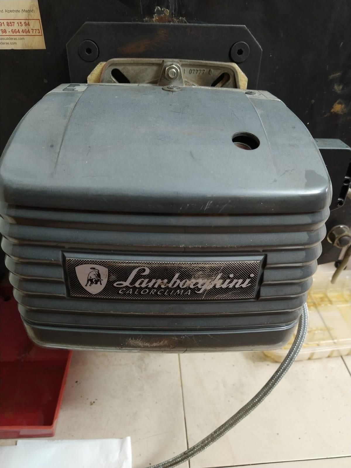 Un motor de Lamborghini está sobre un suelo de baldosas.